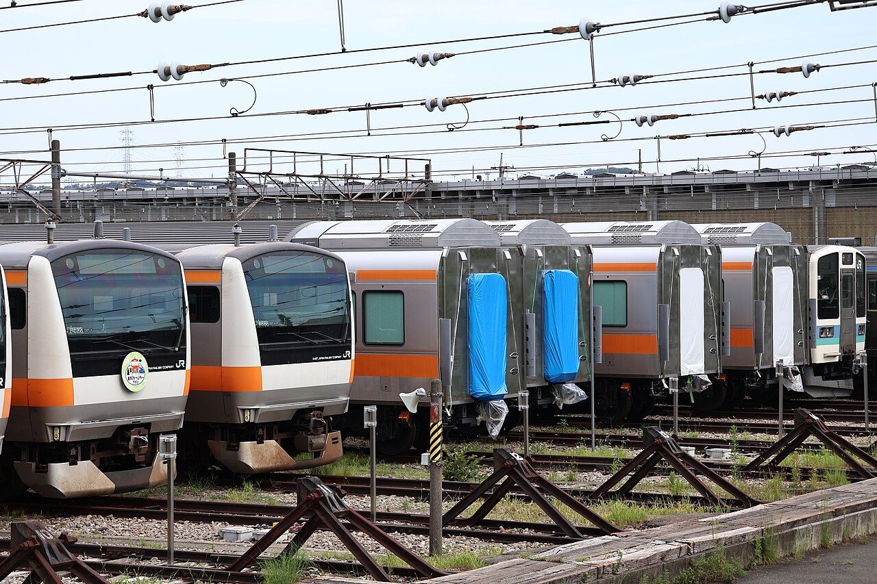 JR東日本豊田車両センター構内に並ぶ中央線E233系（説明文：JR東日本豊田車両センターの様子）