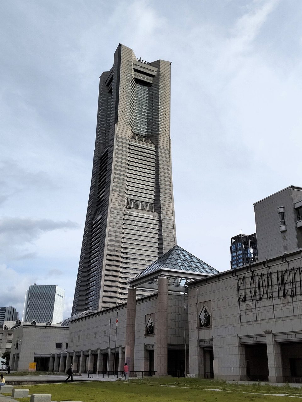 横浜美術館の外観